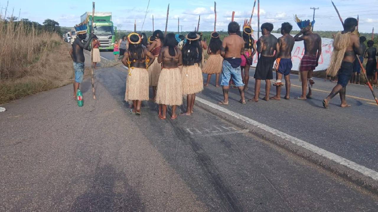 INDIGENAS BLOQUEIAM A BR-364