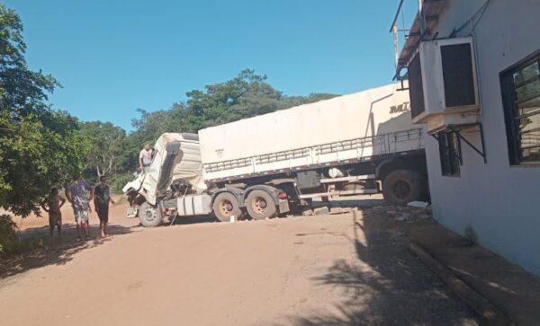 VÍDEOS: Carreta colide com outra e atravessa restaurante na BR-174 próximo a Vilhena