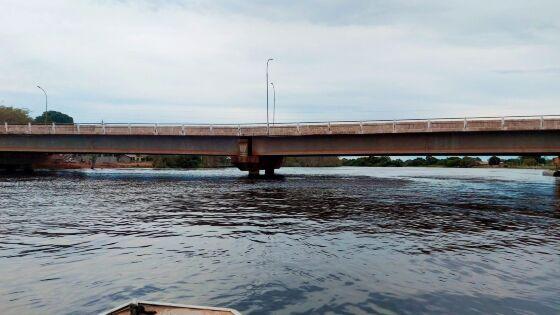 Tráfego de veículos acima de 30 toneladas é proibido na ponte sobre o Rio Guaporé, em Vila Bela