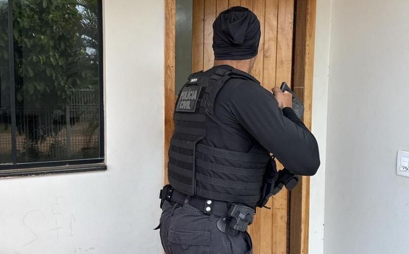 Polícia Civil deflagra operação contra acusados de fornecer suporte logístico e financeiro a facção