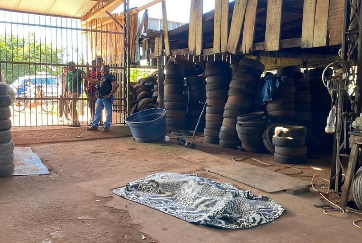 Homem é morto a tiros em borracharia; irmão quase foi executado em Vila Bela