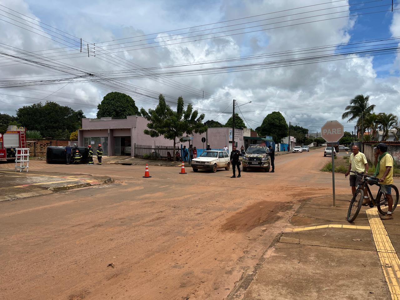 Acidente entre dois veículos é registrado no cruzamento da Rua Bahia com Rua das Pitangueiras